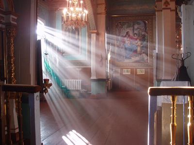 Внутреннее пространство храма пронизано божественным светом. (Увеличить 170 Кб).